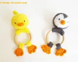 Sonajeros amigurumi de patito y pingüino, perfectos para las manitas de los peques.