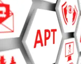 Abstrakte Darstellung von Cyberbedrohungen. Ein Hexagon zeigt "APT", umgeben von Symbolen wie Trojaner im Brief, Schutzschild, Hacker und Totenkopf. Ein gezielter **APT-Angriff** wird visualisiert.