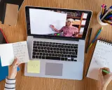 Na czym polega nauczanie hybrydowe w szkole i jak może zmienić edukację?