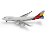 Modellflugzeug von Asiana Cargo im Maßstab 1 zu 500, mit koreanischer Flagge am Heck.
