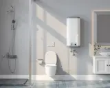 Modernes Gäste-WC mit Dusche, WC und Waschbecken. Ein weißer Durchlauferhitzer hängt an der Wand über dem WC.