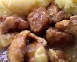 Pyszny gulasz w sosie własnym, podany z purée ziemniaczanym. Miękkie kawałki mięsa w aromatycznym sosie.