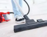 Ein Staubsauger saugt Wasser auf, um den Boden zu reinigen.