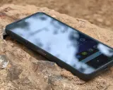 Telefon CAT najnowszy, wytrzymały, leży na kamieniu.