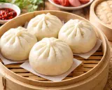 Färska, ångade bao buns i bambukorg. Perfekt för ett enkelt bao buns recept.