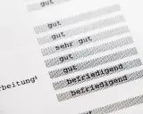 Zeigt eine Liste mit Noten, darunter "gut", "sehr gut" und "befriedigend". Eine schulnote, die die Leistung eines Schülers bewertet.
