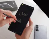 Rysowanie na ekranie nowego Samsunga Galaxy S26 za pomocą rysika. Obok leży drugi telefon.