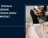 Kobieta w transie podczas sesji, terapeuta notuje. Jak działa leczenie alkoholizmu hipnozą?