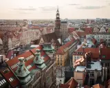 Widok na wrocławski rynek z wieżą ratuszową. Idealne miejsce, by odkryć, co robić we Wrocławiu.