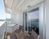 Balcone MSC con vasca idromassaggio e vista sul mare. Goditi il panorama dai ponti di questa nave.