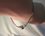 Srebrna bransoletka Pandora na nadgarstku. Dowiedz się, jak dobrać rozmiar bransoletki Pandora, by idealnie pasowała.