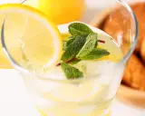Erfrischende selbstgemachte Limonade mit Zitronenscheiben und Minze. Perfekt zum **Limonade selber machen** an heißen Tagen.
