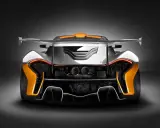 Das Heck des McLaren P1, mit seinen leuchtend orangen Akzenten und dem markanten Flügel, strahlt pure Kraft aus.