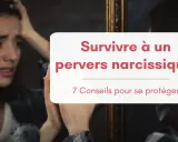 Une femme désemparée se regarde dans un miroir, le texte "Survivre à un pervers narcissique : 7 Conseils pour se protéger" apparaît.