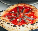 Pizza Marinara mit Sardellen und Knoblauch, ein einfaches, aber köstliches Rezept.