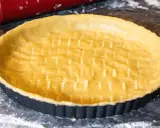 Pâte sablée prête à être cuite dans un moule à tarte. Parfait pour une recette biscuit sablé pour fond de tarte.
