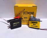 Zwei Servos, ein schwarzer Dymond D47S und ein gelber Dymond D3.7 Extreme, stehen vor einer gelben Box mit der Aufschrift "Dymond D47S".