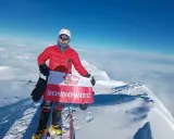 Zdobywca najwyższego szczytu w Ameryce Północnej, Denali, z flagą Sosnowca.