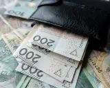 Portfel z banknotami 200 zł. Zastanawiasz się, ile wynosi dodatek do emerytury za warunki szkodliwe?