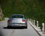 Silberner Porsche 996 4S auf Bergstraße. Ein Klassiker mit Potenzial für Wertsteigerung, der die Freiheit der Fahrt genießt.