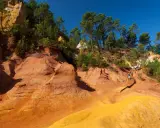 Sentier de randonnée à travers les ocres de Roussillon, où les formations rocheuses rappellent des cheminées de fée.
