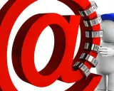 Rotes @-Symbol mit Zahlenschloss, das die Frage aufwirft: ist meine email gehackt? Ein kleiner Mann mit blauer Kappe versucht, das Schloss zu öffnen.
