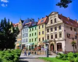 Kolorowe kamienice na rynku w Złotoryi, zachęcające do odkrywania urokliwych zakątków i atrakcji miasta.