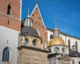 Kto jest pochowany na Wawelu? Królowie, bohaterowie, poeci. Zobacz majestatyczne kopuły Katedry Wawelskiej.
