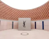 Logo Yves Saint Laurent nel **museo Yves Saint Laurent Marrakech**, con pareti in mattoni e vetrate colorate.