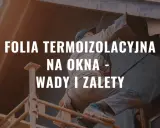 Pracownik montuje folię termoizolacyjną na oknach. Poznaj wady i zalety tego rozwiązania.