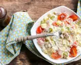 Salade piemontaise crémeuse avec pommes de terre, tomates cerises, cornichons et jambon. Un délice à déguster !