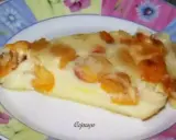 Tranche de clafoutis aux mirabelles alsacienne, dorée et gourmande, sur une assiette décorée.