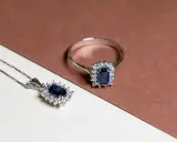 Anello e pendente con zaffiri blu e diamanti, un gioiello prezioso il cui rubino prezzo al carato è da valutare attentamente.