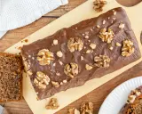 Saftiger Walnusskuchen mit Schokoladenglasur und ganzen Walnüssen. Dieses Rezept für Walnusskuchen ist ein Genuss!