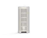 En vit, vertikal router med ribbad design. Styr ditt nätverk enkelt med telia smart wifi app.