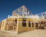 Dom modułowy w budowie. Zastanawiasz się, ile trwa odbiór domu? Zobacz, jak szybko powstaje konstrukcja.