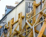 Estructura de madera para apuntalar una fachada, un ejemplo de apeo que significa soporte y seguridad.