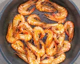 Saftige, tiefgefrorene Garnelen mit Schale werden in einer Pfanne zubereitet. Sie sind perfekt für ein schnelles Abendessen.