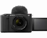 Czarny aparat Sony Alpha z obiektywem i futrzanym mikrofonem. Idealny do vlogowania, model zve1.