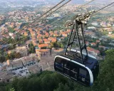 Cabina della funivia sorvola San Marino, offrendo viste panoramiche per indimenticabili san marino tours.