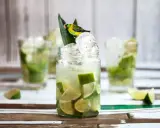 En härlig caipirinha med lime och is, dekorerad med en liten papegoja. Perfekt för ett somrigt caipirinha recept.