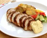 Skivad kycklingfilé i ugn, perfekt tillagad med krispiga potatisskivor, färsk sallad och en klick krämig sås.