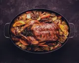 Ein goldbraun gebratener Gänsebraten mit Kartoffeln, Orangen und Knoblauch. Perfekt für den Rotwein zur Gans.