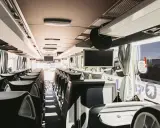 Wnętrze autokaru z wygodnymi siedzeniami, idealne na podróż do Nowego Targu w Bukowinie Tatrzańskiej.