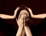 Kobieta zakrywa twarz dłońmi, jakby szukała ukojenia w trudnych chwilach, niczym w psalm 41 tekst.