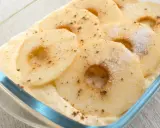Apfelscheiben in einer cremigen Soße, bestreut mit Zucker und Zimt. Ein leckeres Rezept mit Apfel als Hauptgericht.