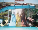 Gente disfrutando de toboganes de agua en lo que parece ser el mejor parque acuático de Europa.
