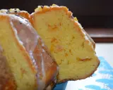 Puszysta babka drożdżowa Magdy Gessler, oblana lukrem i posypana skórką pomarańczową.