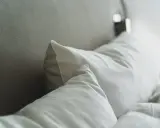 Almohadas blancas sobre una cama, perfectas para unas medidas de almohadas cama 150.