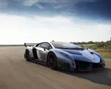 Silberner Lamborghini Veneno Coupé rast auf einer Rennstrecke, die roten Akzente leuchten.